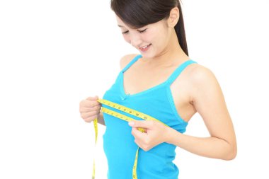 Genç kadın göğüslerini ölçme