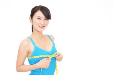 Genç kadın göğüslerini ölçme