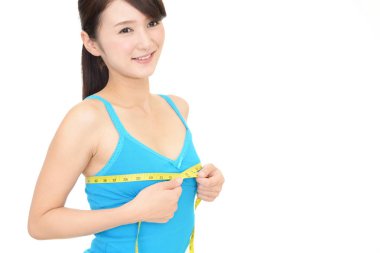 Genç kadın göğüslerini ölçme