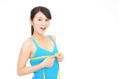 Genç kadın göğüslerini ölçme