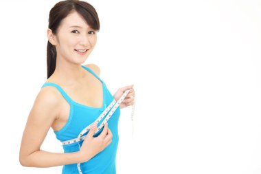 Genç kadın göğüslerini ölçme