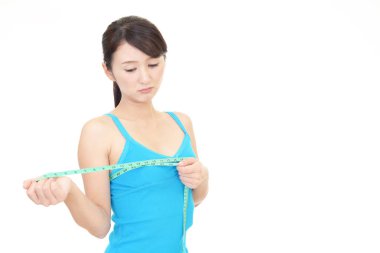 Genç kadın göğüslerini ölçme