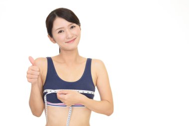 Genç kadın göğüslerini ölçme