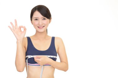 Genç kadın göğüslerini ölçme