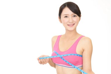 Genç kadın göğüslerini ölçme