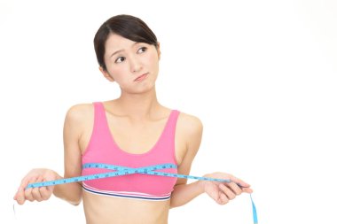 Genç kadın göğüslerini ölçme