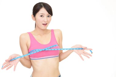 Genç kadın göğüslerini ölçme