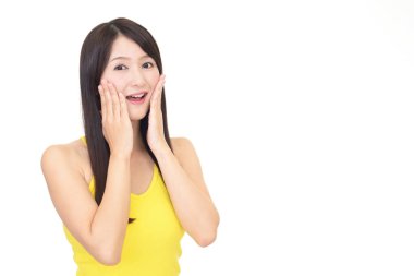 Gülümseyen güzel genç kadın.