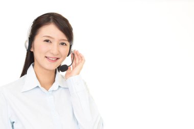 gülümseyen çağrı merkezi operatörü 