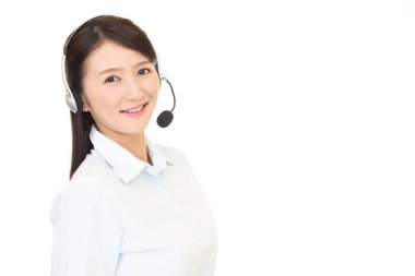 gülümseyen çağrı merkezi operatörü 