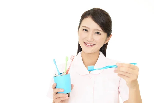 Higienista Dental Sonriente Con Cepillos Dientes —  Fotos de Stock
