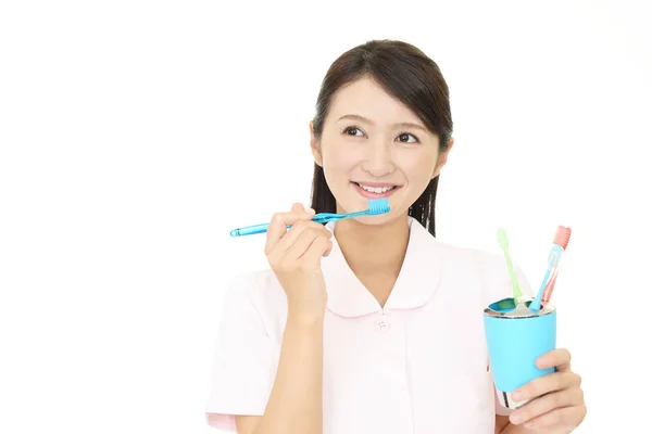 Higienista Dental Sonriente Con Cepillos Dientes —  Fotos de Stock