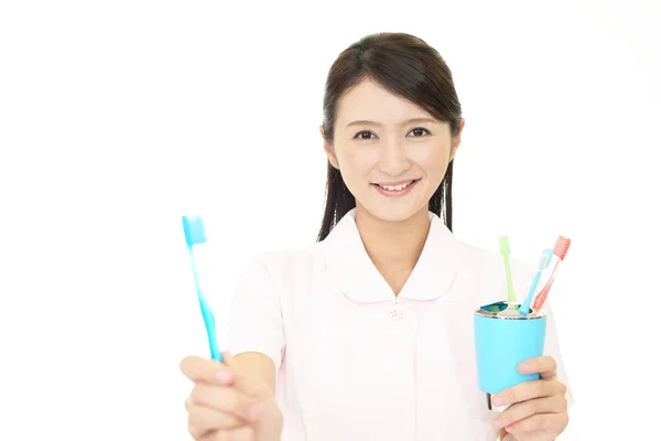 Higienista Dental Sonriente Con Cepillos Dientes — Foto de Stock