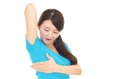 Genç kadın terleme sorunu olan