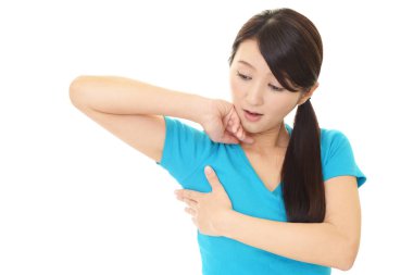 Genç kadın terleme sorunu olan