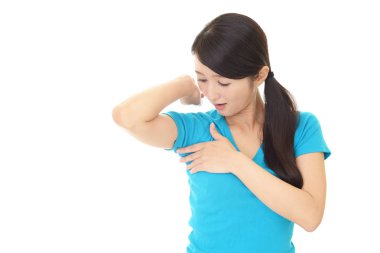 Genç kadın terleme sorunu olan