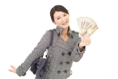 Para ile gülümseyen genç kadın