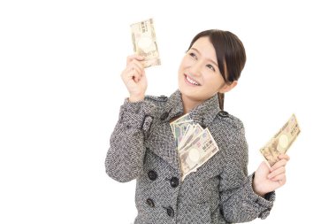 Para ile gülümseyen genç kadın