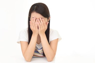 Üzgün genç bir kadın ağlıyor.