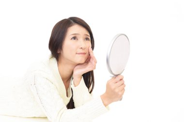 Cilt sorunları olan genç bir kadın.