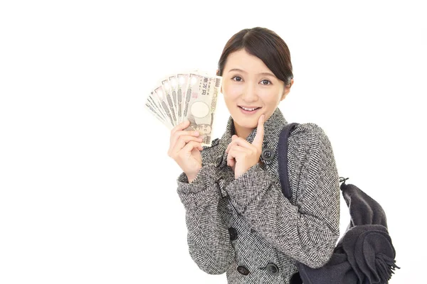 微笑着用钱的年轻女人 — 图库照片