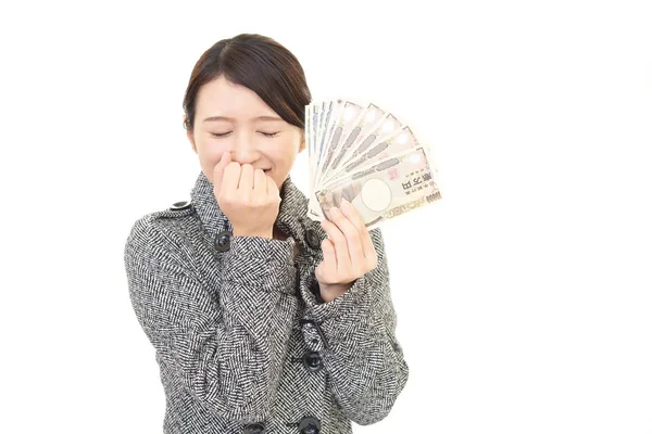 お金を持つ若い女性を笑顔 — ストック写真