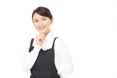 Beyaz arka plan üzerinde izole gülümseyen Asya garson