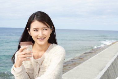 Denizin kenarında rahat kadın