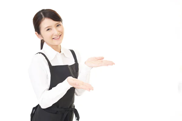 Sonriente Camarera Asiática Aislada Sobre Fondo Blanco — Foto de Stock
