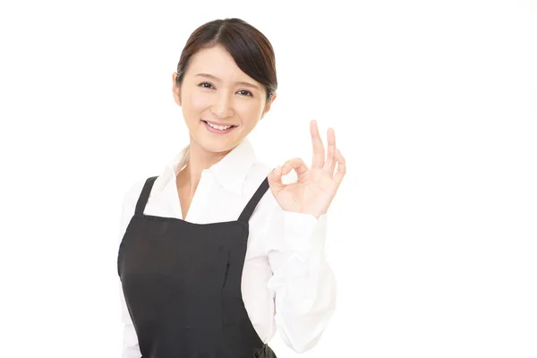 Lächelnd Asiatische Kellnerin Isoliert Auf Weißem Hintergrund — Stockfoto