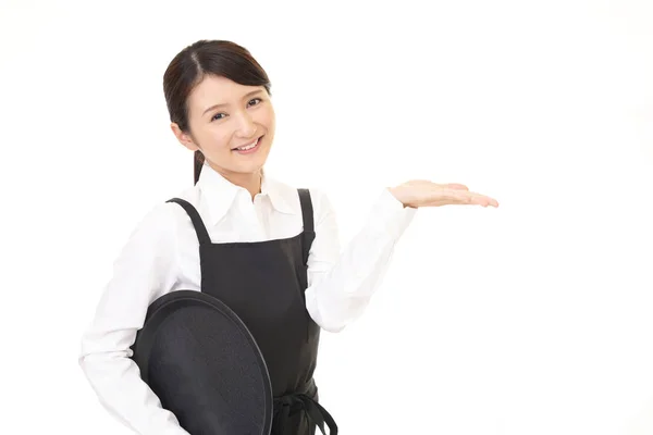 Usměvavá Servírka Asijské Izolovaných Bílém Pozadí — Stock fotografie