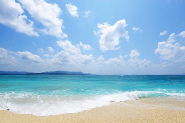 Yaz gökyüzü ve Okinawa 'nın güzel plajı