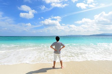 Kumsalda dinlenen adam..