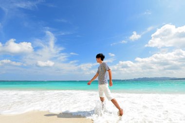 Kumsalda dinlenen adam..