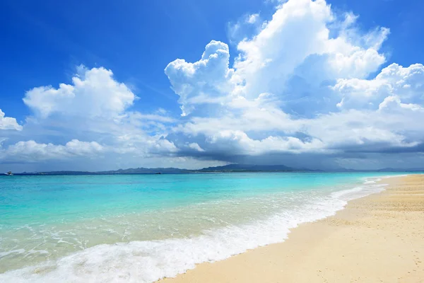 Καλοκαιρινός Ουρανός Και Όμορφη Παραλία Της Okinawa — Φωτογραφία Αρχείου
