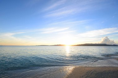 Sunrise güzel gökyüzü ve deniz