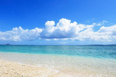 Yaz gökyüzü ve Okinawa 'nın güzel plajı