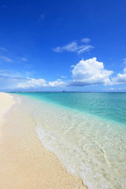 Okinawa 'nın zümrüt yeşili denizi.