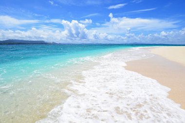 Yaz gökyüzü ve Okinawa 'nın güzel plajı