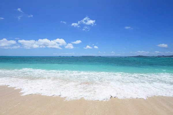 钴蓝色的大海和蓝天 Okinawa Japan — 图库照片