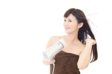 Genç kadın darbe onun saç kurutma