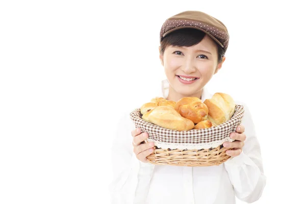 笑顔の女性のパン屋 — ストック写真