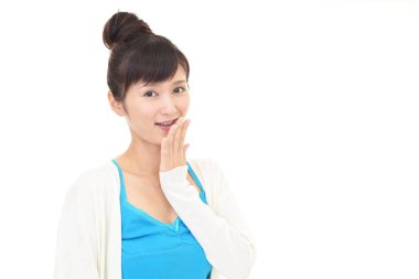 Genç kadın eliyle ağzını gülüyor