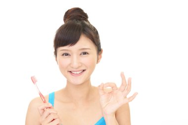 Dişlerini fırçalayan kadın.