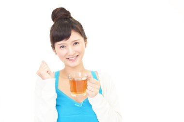 Çekici kadın çay vakit geçiriyor