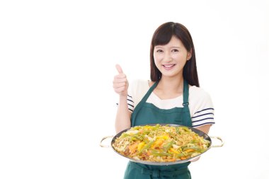 Genç garson restoranda yemek hizmet