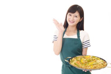 Bir garson bir yemek hizmet