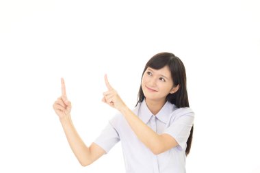 yukarı doğru işaret eden genç bir kadın