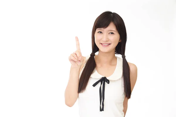 Asian Kobieta Wskazując Białym Tle Białym Tle — Zdjęcie stockowe