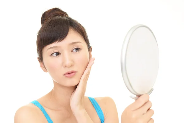 Asiatique Femme Regarder Son Visage Dans Miroir — Photo